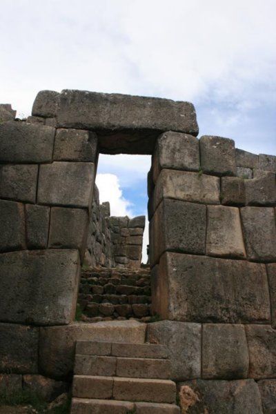 Ein Eingangstor zwischen den Mauern, welches notfalls schnell mit einem Stein verschlossen werden konnte.