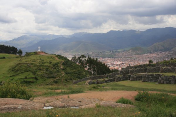 Ausblick auf Saqsaywaman (rechts) und die Jesusstatue ueber Cusco (links)