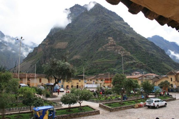 Aussicht vom Dorfplatz auf die Kuehlschraenke der Inkas