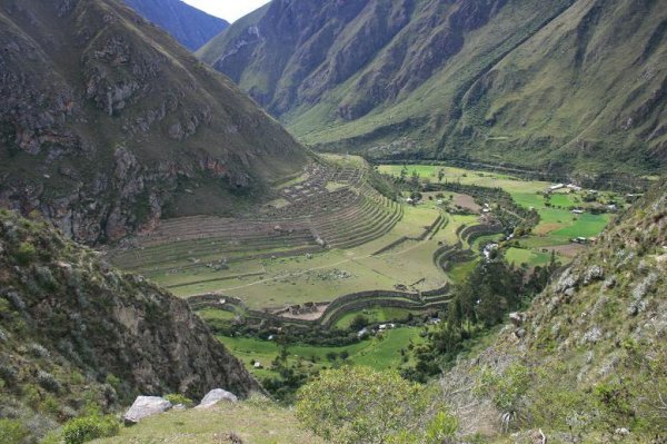 Inmitten der ganzen Berge liegen fast malerisch Inkafestungen