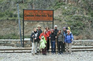Unsere kleine Reisetruppe am Start des Inkatrails (v.l.n.r.: Lala, Mariano, Dulce, Alejandra, Victoria, ich, Victoria, Jorge und Mariana)