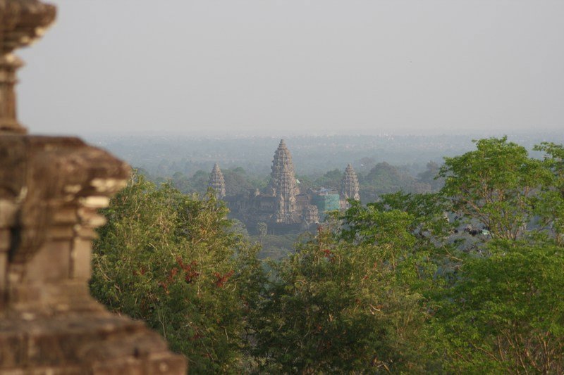 Blick auf Angkor Wat, welches sich von hier aus gesehen aus dem Dschungel hervorreckt.