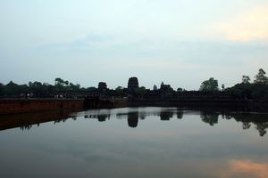 Blick auf Angkor Wat über den 200m breiten Kanal, links die Brücke über den Kanal