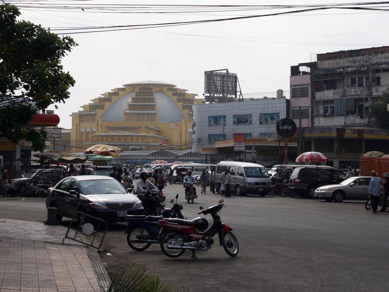 Psar Thmei - die Markthalle (gelb-weiß hinten links)