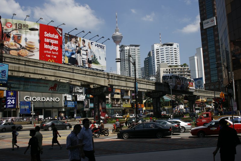 Shoppingtrubel auf der Bintang-Street mit Monorail-Bahn und Kuala Lumpur Tower