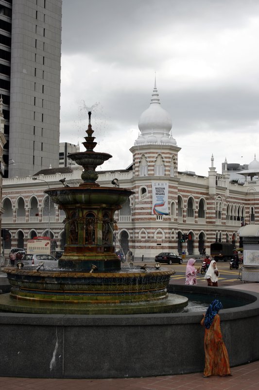 Der Victoria-Brunnen aus Großbritannien vor dem Textilmuseum von 1904