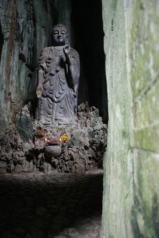 Ein Buddha in einer Höhle