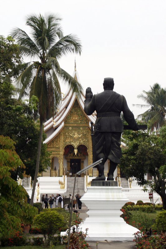 Der letzte König vor der goldenen Halle für den Pha Bang-Buddha