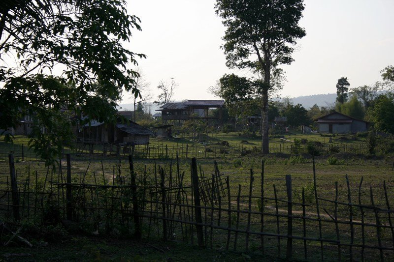 Ein typisches laotisches Dorf auf Stelzen