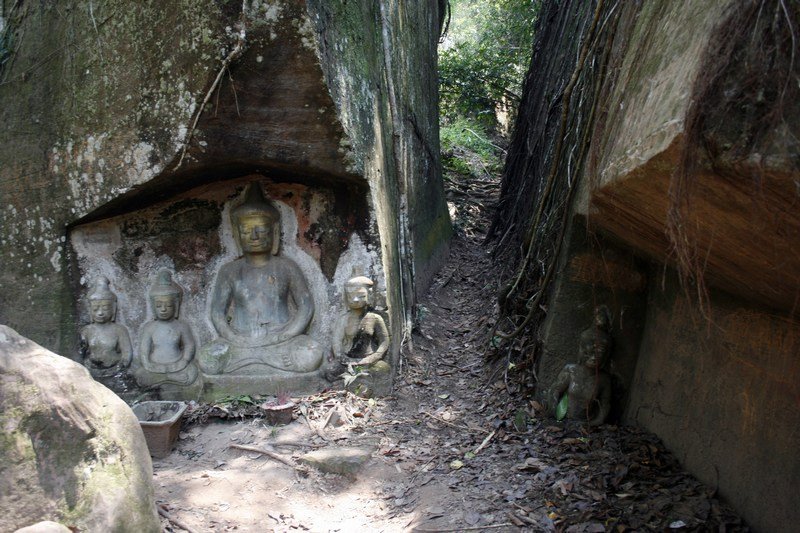 Irgendwer hat Buddhareliefs in den jeden Stein gemeißelt...