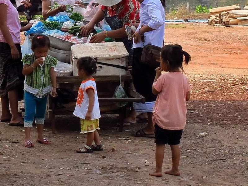 Dorfleben - Kinder vor einem Gemüsestand