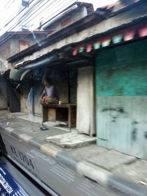 Beginnende Slums - Alltagsansicht aus unserem Taxi