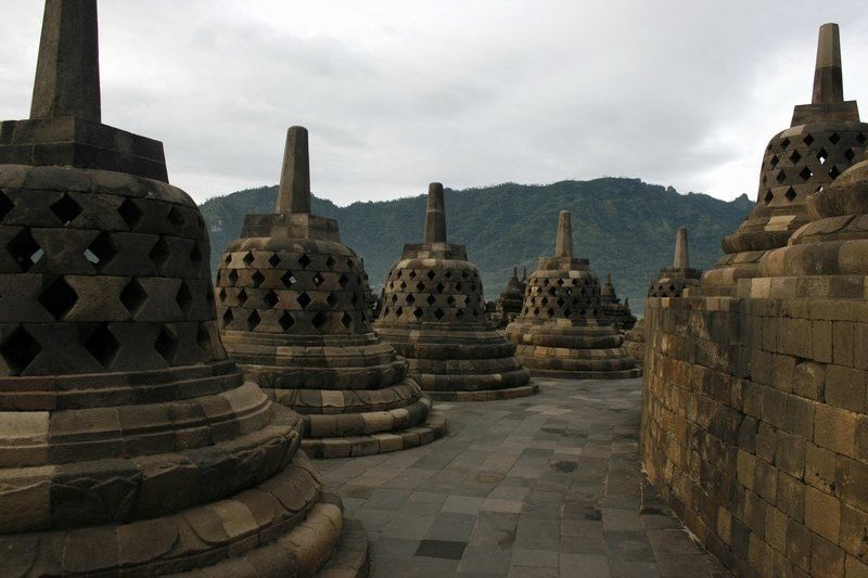 ...Stupas aus Gittersteinen, in ihnen befinden sich wiederum Buddha-Statuen, schmücken die Anlage.