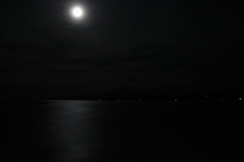 Der Mond erhellt die Insel...Strom braucht man hier nicht