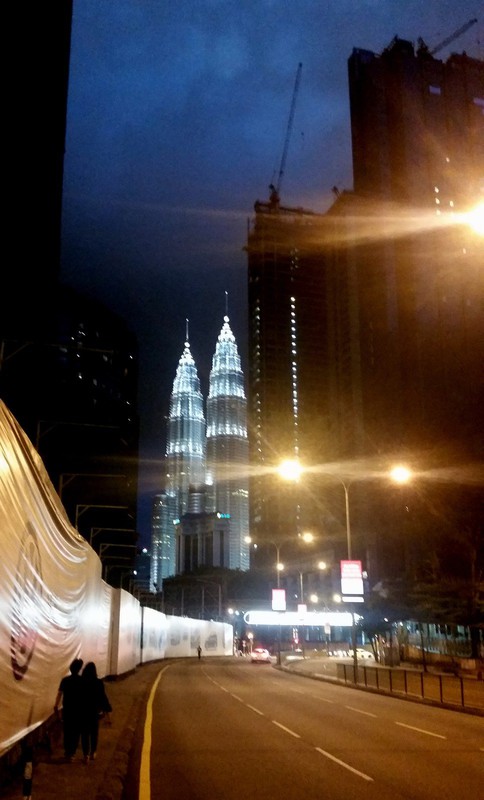 nächtlicher Spaziergang zu den Petronas Towers