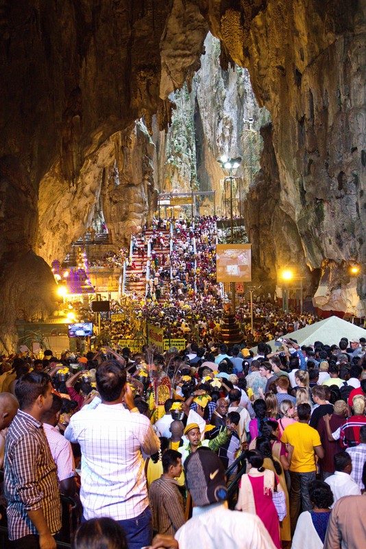 Die Batu-Höhle, im Hintergrund ist die Höhle oben offen und darin ist ein kleiner Tempel