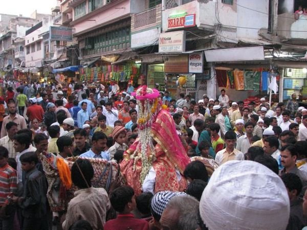 Marriage outside Ajmer's Mosque