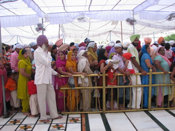 Line to the Golden Temple