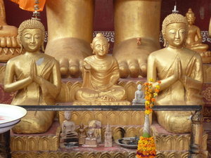 Buddhas at a very large Buddha's feet