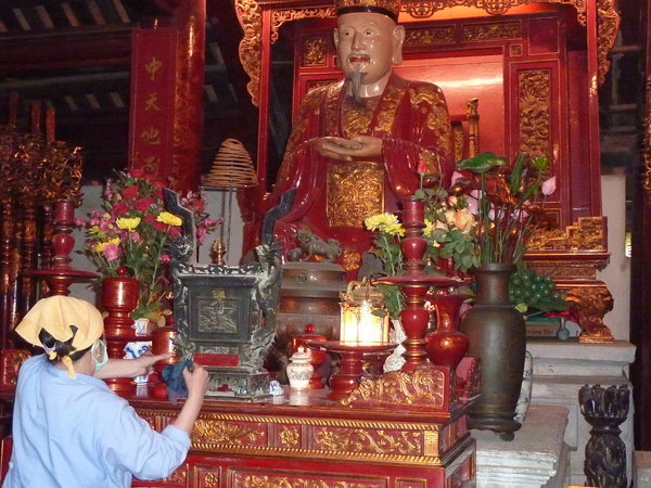 Woman tending Confucius's altar