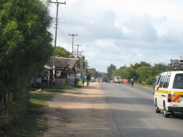 Auf der Hauputstrasse zwischen Nyali und Bamburi