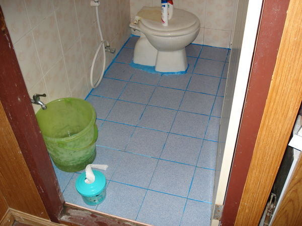 Huoneen vessasuihku, jonka pontto vedetaan vetta heittamalla