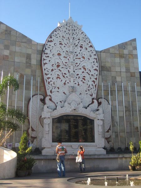 V.2002 Balin pommi-iskuissa kuolleiden muistoksi pystytetty muistomerkki