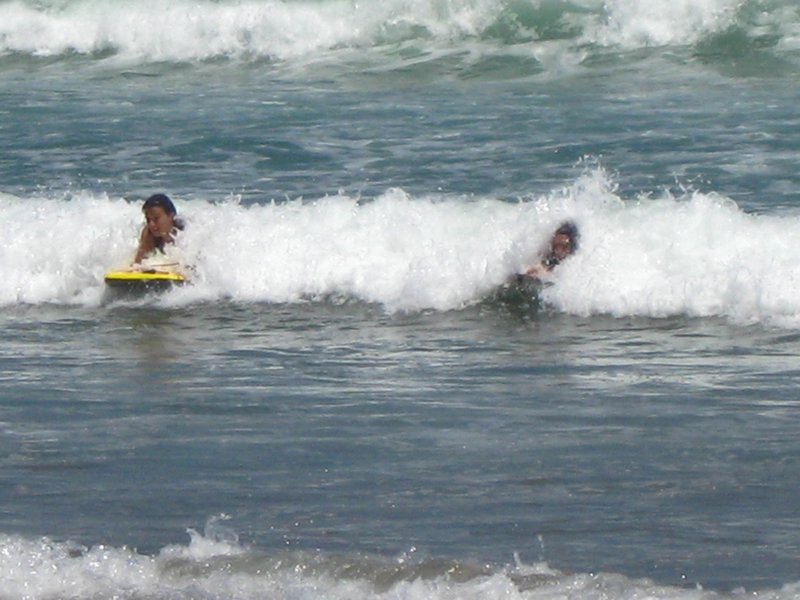 Pillando olas con los surferos:-)