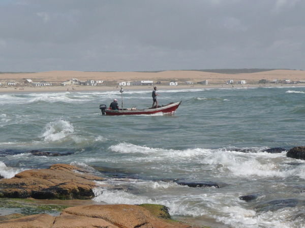 Auslaufendes Fischerboot in Cabo Polonio