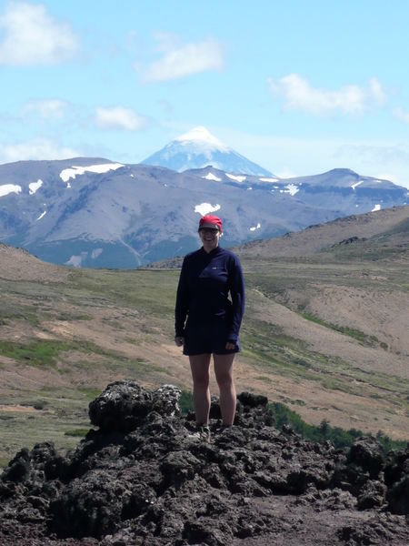 Andreina auf dem Cerro Colorado mit dem Volcán Lanín im Hintergrund