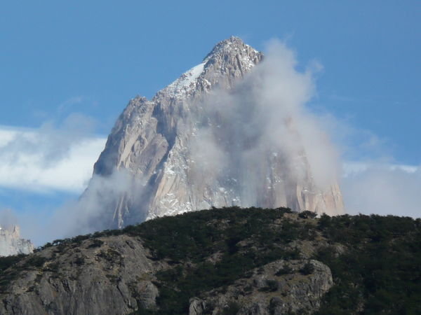 Cerro Fitzroy vom Dorf aus und fast ohne Wolken