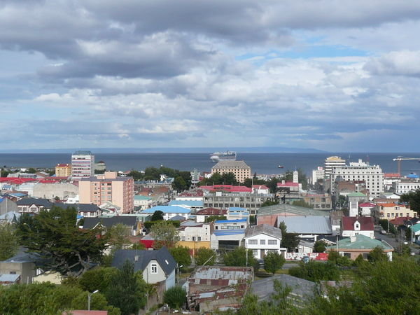 Blick auf Punta Arenas mit Feuerland im Hintergrund