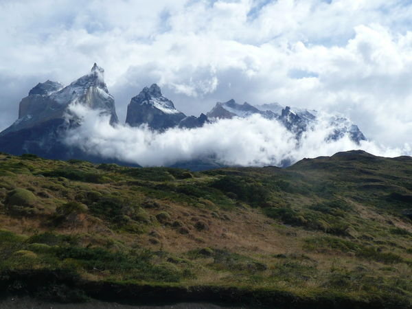 Cuernos del Paine in den Wolken