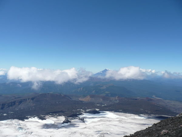 Blick vom Gipfel Richtung Argentinien (mit Volcán Lanín)