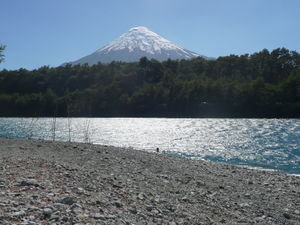 Manu (klein!) im Lago Todos los Santos mit Volcán Osorno im Hintergrund