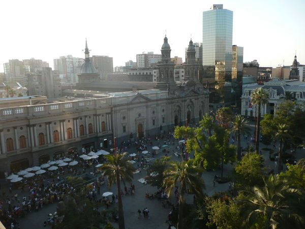 Blick von unserem Hostel auf die Plaza de Armas in Santiago