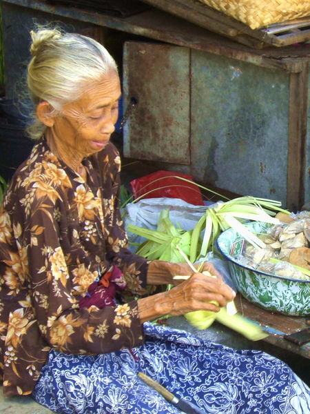 Old Lady Made Canang Sari