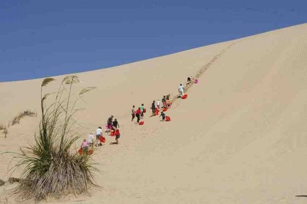 Climbing dunes to sledge