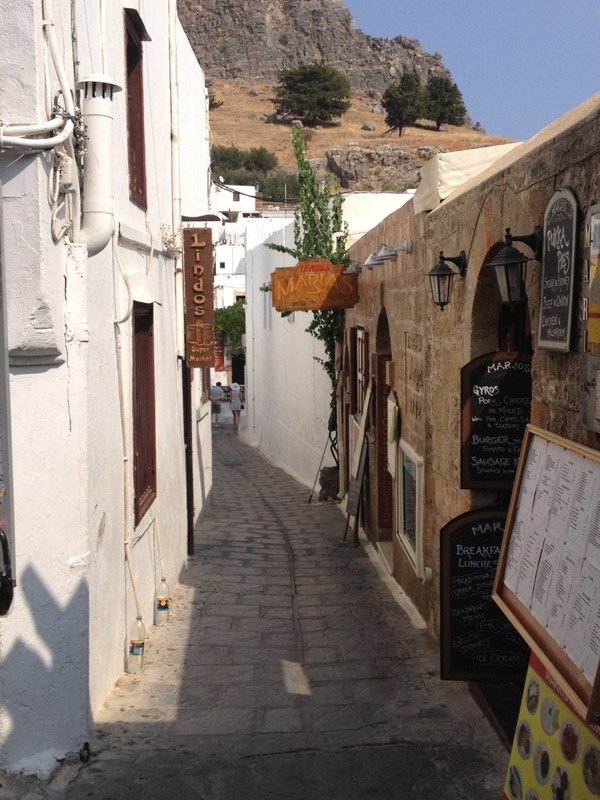 narrow streets of Lindos