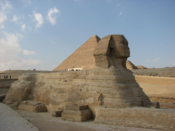 Le Sphinx et la pyramide de Kheops en arriere-plan