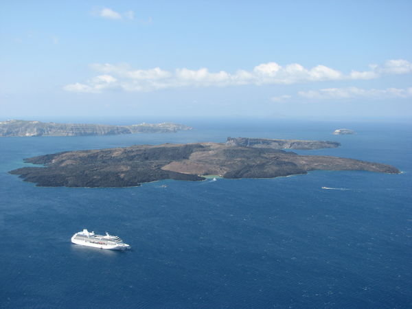 Le volcan qui fait face a l'ile de Santorini