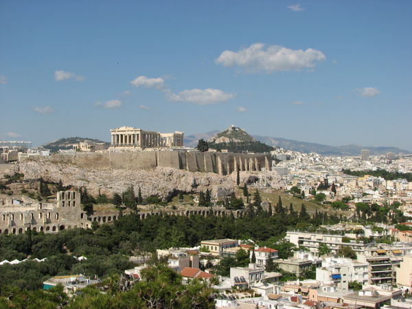 Vu de loin de l'Acropole et de la ville a ses pieds