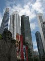 Gratte-ciel de Singapore et statue orientale