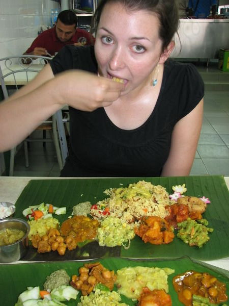 Vero qui mange de l'indien sur une feuille de bananier(la version ecologique des assiettes en stiro-mousses