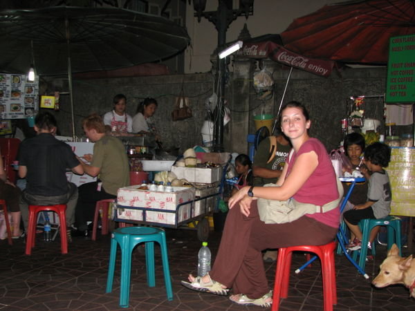 Vero qui attend une table et notre bouffe, Bangkok