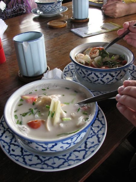 Tom yam khung et soupe lait de coco et poulet, chiang mai 