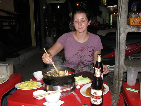 Repas barbecue façon vietnamienne sur les trottoirs d'Hanoi