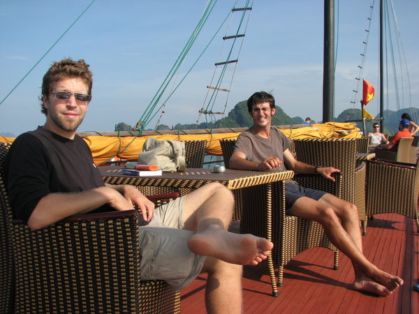 Christian et Felix sur la terrasse du bateau, Halong Bay
