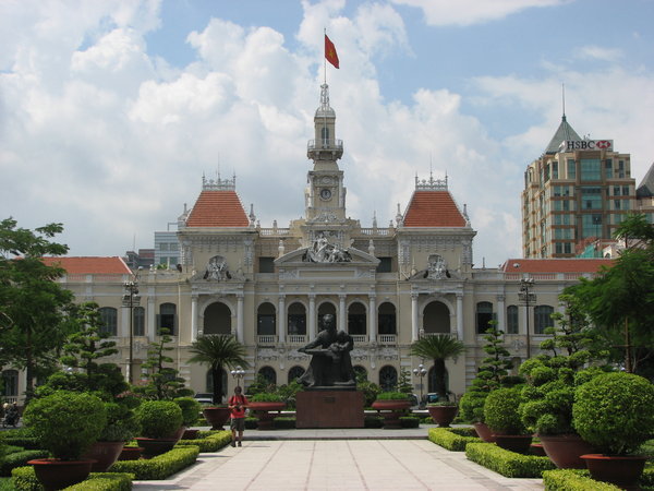 Hotel de ville de Ho Chi Minh, Statue d'Ho Chi Minh en 1er plan