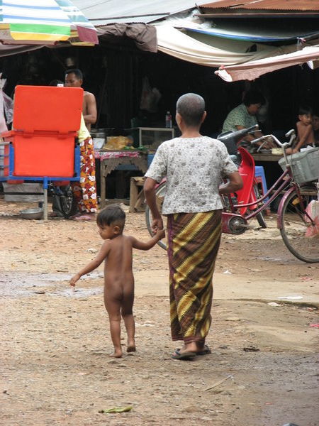 Ti-gars tout nu et sa grand-maman, Battambang